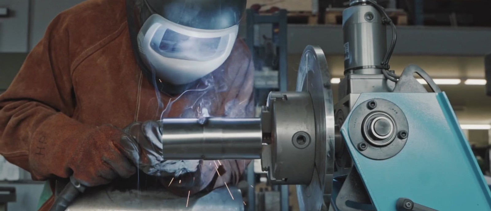 Präzise Metallbearbeitung in einem Industriebetrieb