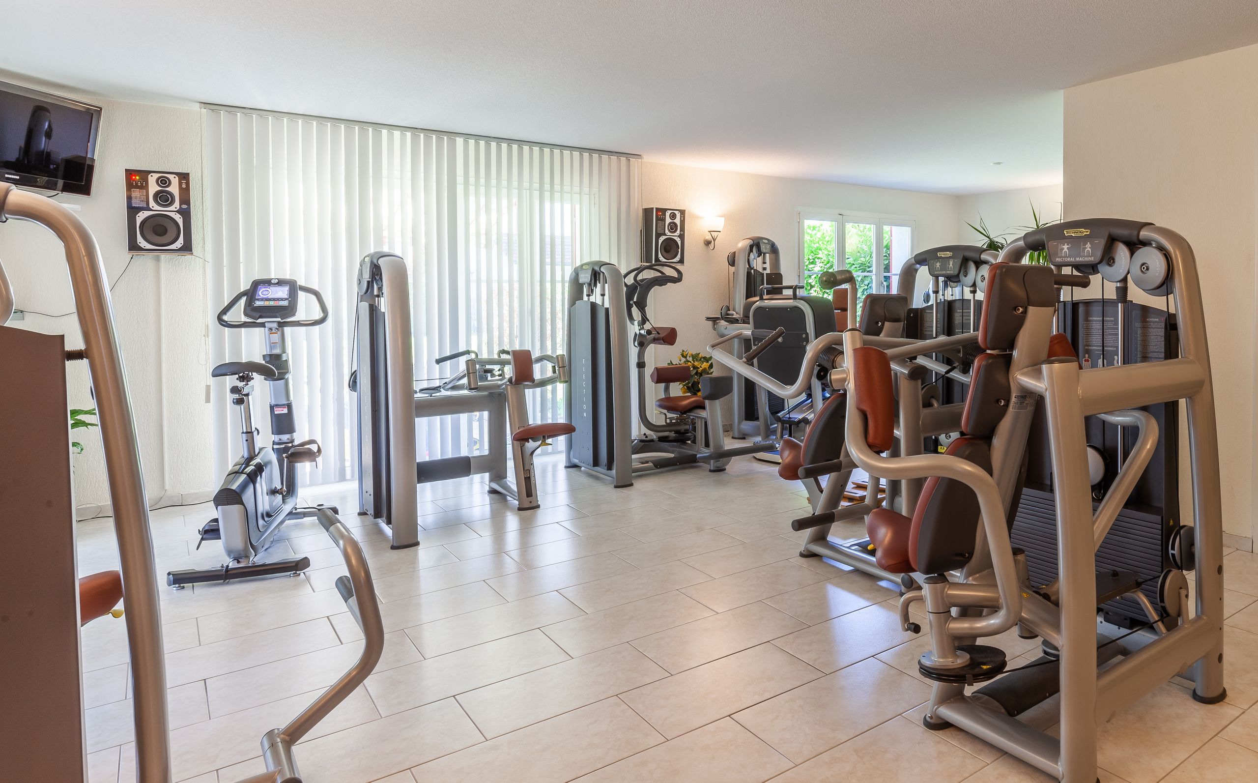 Kraftraum der Praxis mit Trainingsgeräten für die Medizinische Trainingstherapie